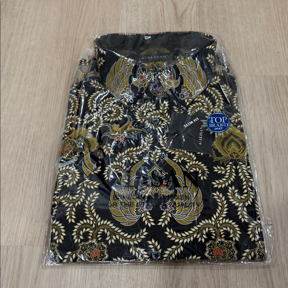 NWT Alisan 16 Black and Gold Patterned Shirt